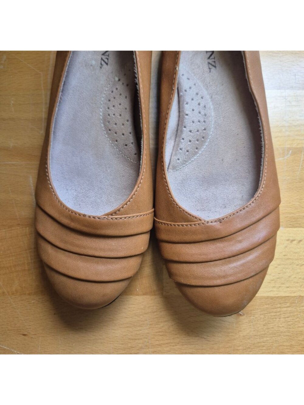 Solanz Womens Tan Brown Faux Leather Flats With Pleated Toe Design 8.5 - Picture 3 of 8